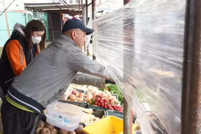 W sobotę (4 kwietnia) odwiedziliśmy targowisko miejskie przy ul. Owocowej w Zielonej Górze. Mimo że ruch, z racji ograniczeń związanych z koronawirusem, był dużo mniejszy niż zwykle, chętnych do zrobienia zakupów nie brakowało. Sprawdziliśmy przy okazji ceny warzyw, owoców oraz innych produktów tam sprzedawanych. Przejdź do Galerii>>>

Zobacz też: Opustoszałe ulice Zielonej Góry. Nocne zdjęcia z lotu ptaka (04.04.2020)
