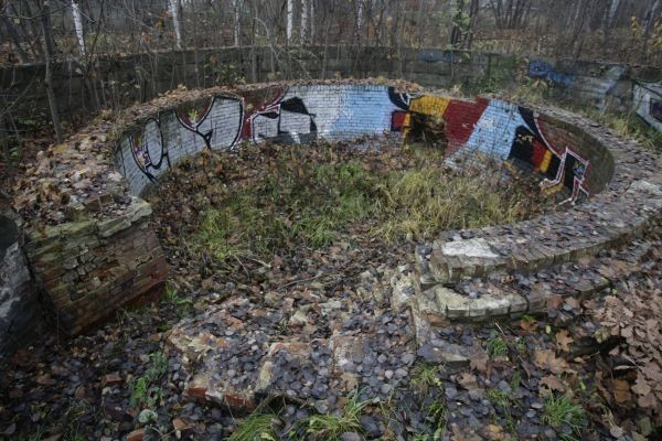 Miejscy radni zamierzają wystosować też apel o zajęcie się niszczejącym od lat Dworem Fischera. Po wykwaterowaniu z niego ostatnich mieszkańców w 2006 roku popada w ruinę. 

Na zdjęciu Szaniec Zachodni w Nowym Porcie