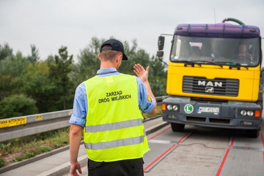 ZDM wraz z policją kontroluje ciężarówki. Kierowcy mogą...