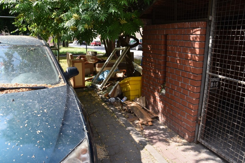 Podwórko w centrum Oleśnicy, a w nim sterta śmieci i śpiący kloszardzi 