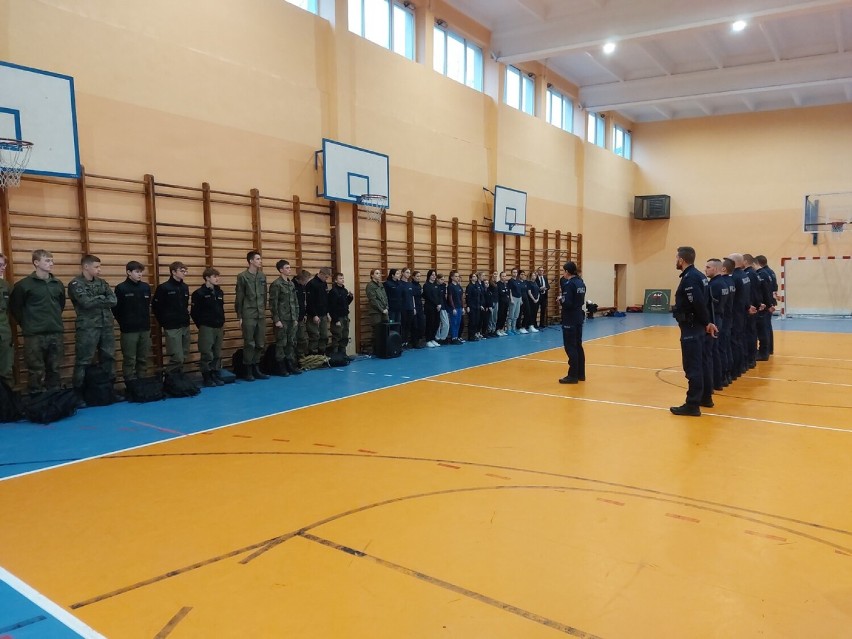 Uczniowie klas mundurowych o profilu policyjnym z Zespołu...