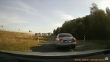 Jest nagranie z kierowcą audi, który zajeżdża drogę na trasie Kruszyn Krajeński - Białe Błota. "Szeryf" jedzie, nie wyprzedzisz! [wideo]