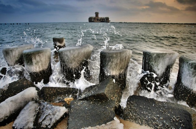 Torpedownia nieopodal plaży w Babich Dołach w Gdyni - tak prezentowała się 6.09.2012 orz 21.12.2012. Jak zmieniła się od tamtego czasu?