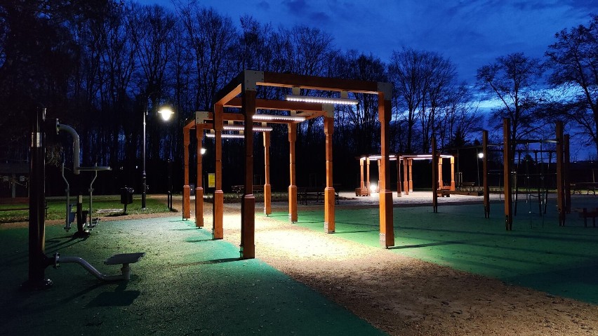 Park Belzacki w Piotrkowie pięknie podświetlony po zmroku