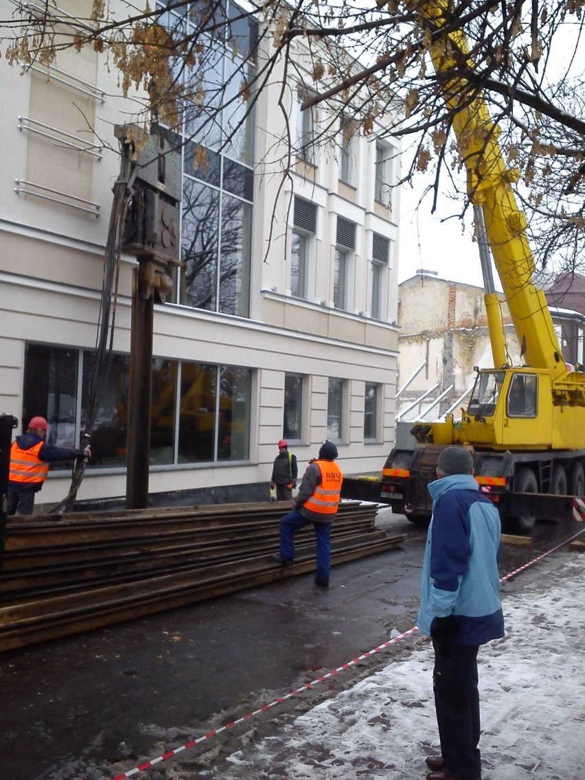 Wieluń: Ulica Królewska zamknięta. Przy pasażu pracuje ciężki sprzęt