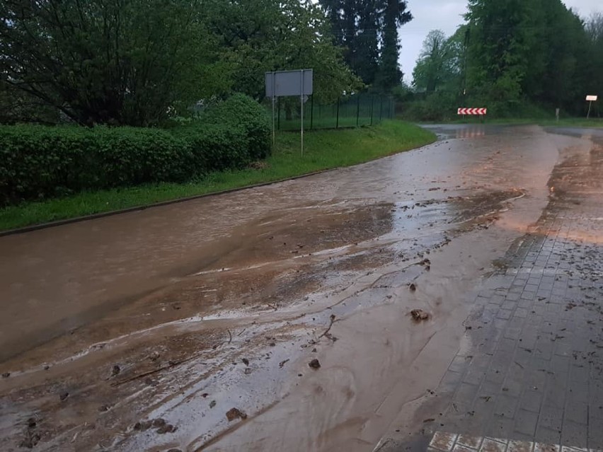 Świdnica. Zalane drogi, podtopienia, alarm przeciwpowodziowy. Trudna sytuacja po ulewach w powiecie ZDJĘCIA