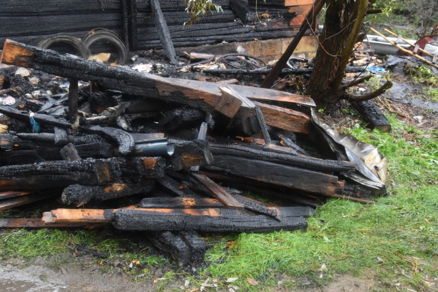 Tragiczny pożar w Borowej k. Zakliczyna. 70-latek stracił w nim matkę i rodzeństwo. Przyczyny ustala policja [ZDJĘCIA]