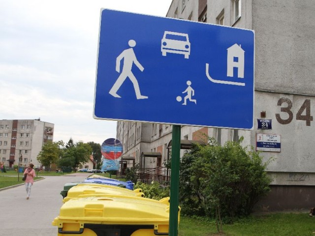 Przy ulicy Śląskiej 34 w Kielcach zamieniono chodnik na drogę przeciwpożarową, na której wprowadzono zakaz ruchu. Po kilku dniach znak został zakryty folią a obok pojawił się inny „strefa ruchu".