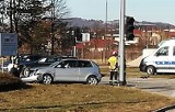Nowy Sącz. Dwa auta rozbite na rondzie przy szpitalu. 4-letnie dziecko i jego matka w szpitalu