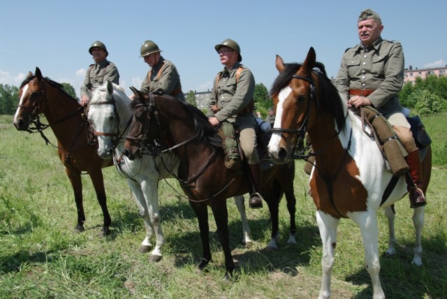 Sekcja Kawalerii w Barwach 11 Pułku Ułanów Legionowych im. Marszałka Śmigłego-Rydza  z Radomska podczas ćwiczeń terenowych. Od lewej : Ułani Sławek Przepióra , Adam Mrówka, Pokora Leszek, Nurzyński Jacek