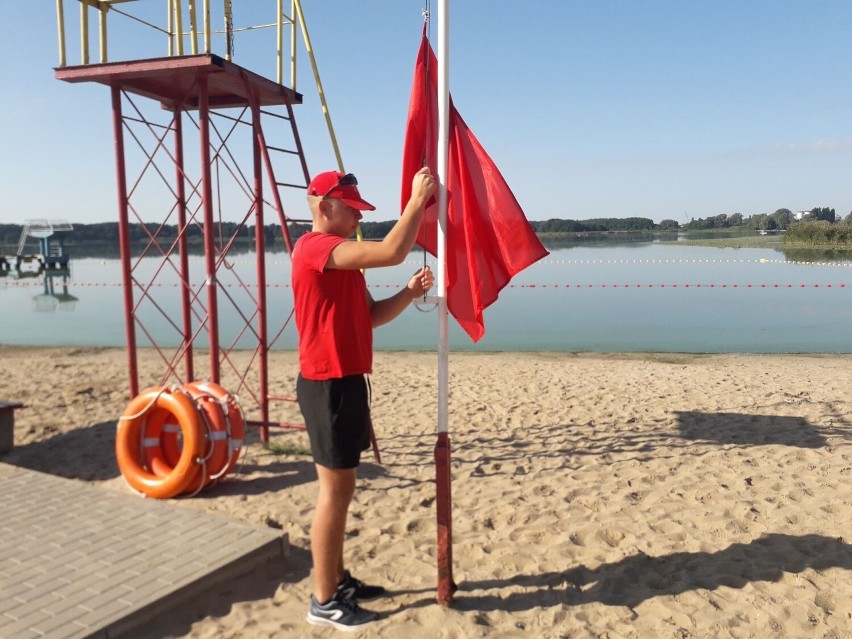Czerwoną flagę zakazującą kąpieli na plaży miejskiej...