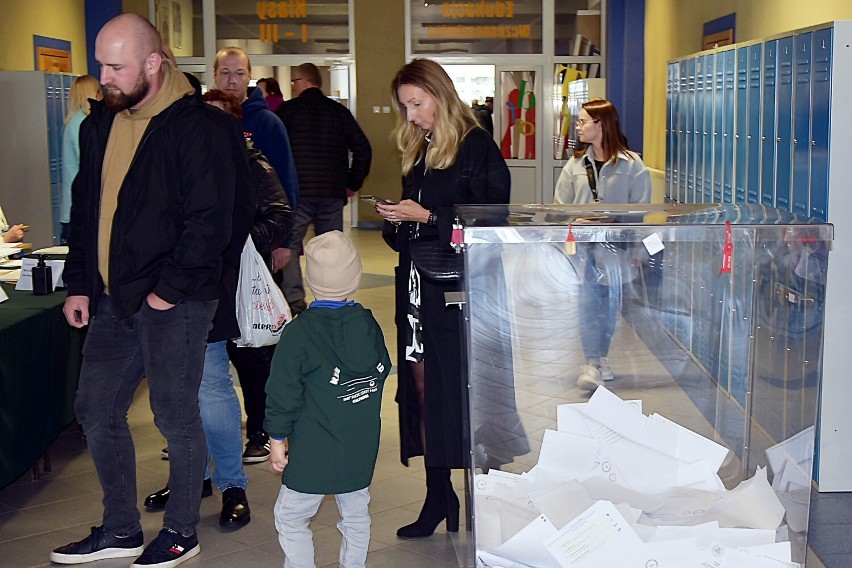 Wybory 2023. Tak głosowano w lokalu wyborczym w Pile na ul. Żeromskiego. Zobaczcie zdjęcia