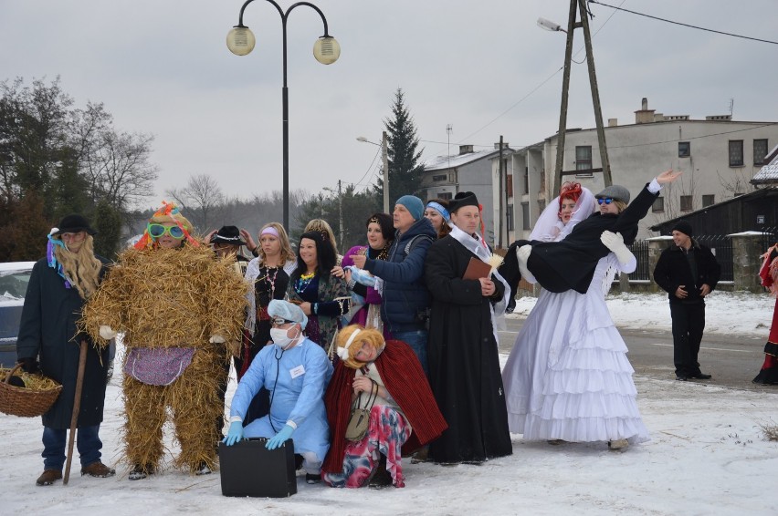 Przegląd grup kolędniczych w Niegowie. Na ulicach misie, cyganki, herody, diabły i anioły