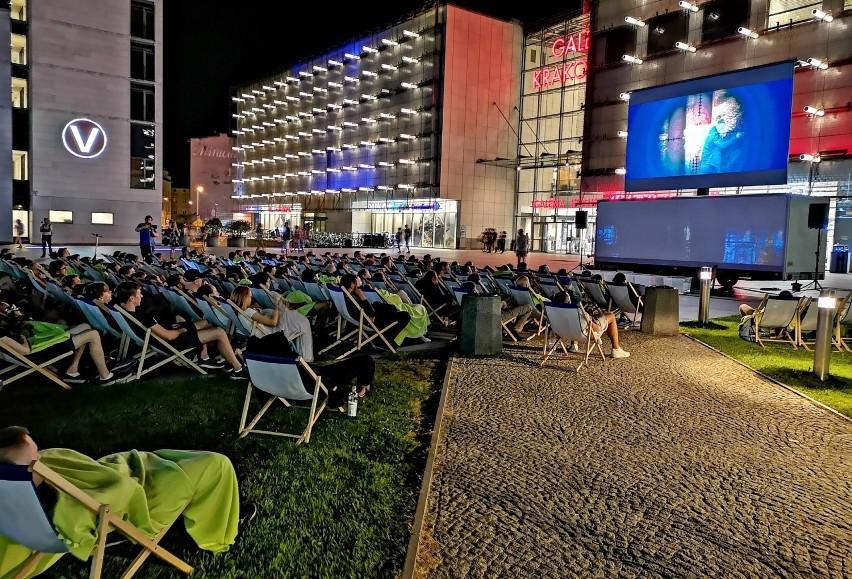 Kraków. Kino plenerowe pod Galerią Krakowską przyciąga tłumy [ZDJĘCIA]