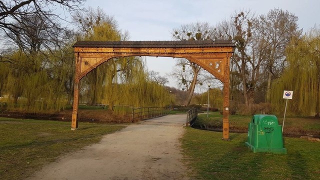 By ograniczyć spotkania młodzieży "pod chmurką", burmistrz Namysłowa zamknął wyspę nad Widawą.