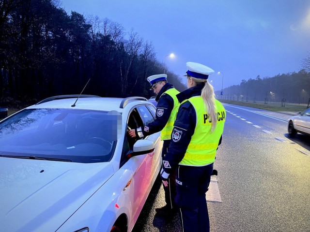 Policja robi co może, aby bezpieczeństwo na drogach regionu było jak największe – prowadzi kontrole, ale także apeluje do świadomości uczestników ruchu drogowego.