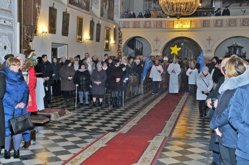 Pierwszy Orszak Trzech Króli przeszedł ulicami miasta Piątek [ZDJĘCIA]