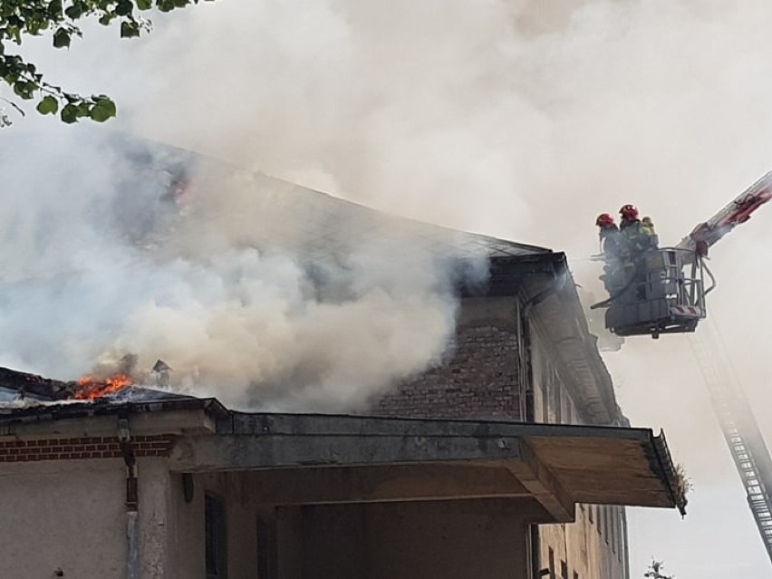 Zapalił się dach budynku po byłej stacji PKP w Gubinie.