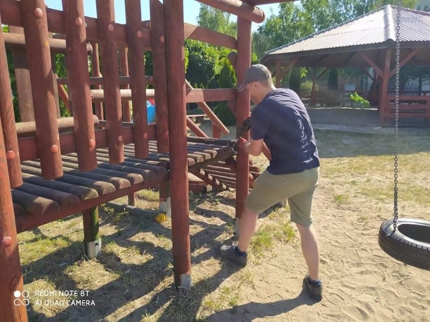 Włocławski Klub Konfederacji zajął się renowacją placu zabaw...