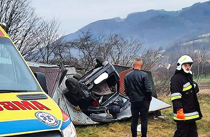 Zabrzeż k. Łącka. Auto wyfrunęło z drogi i zmiażdżyło garaże. Młoda kobieta w szpitalu [ZDJĘCIA]