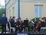 Słuchali dzieł Moniuszki i Mozarta. Koncert orkiestry Ensemble Frédéric zachwycił publiczność zgromadzoną przed pałacem w Dobrzycy