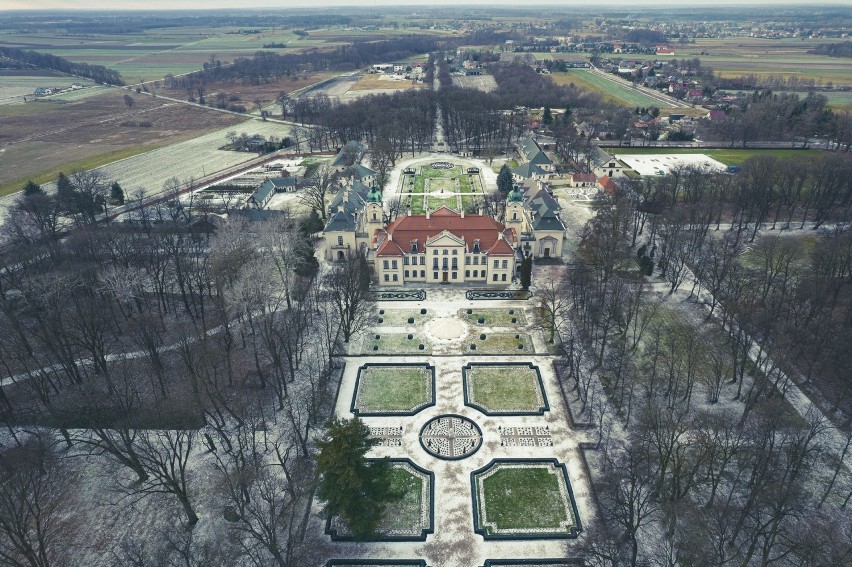 Muzeum Zamoyskich w Kozłówce na zdjęciach z drona. Te fotografie zapierają dech w piersiach! Zobacz