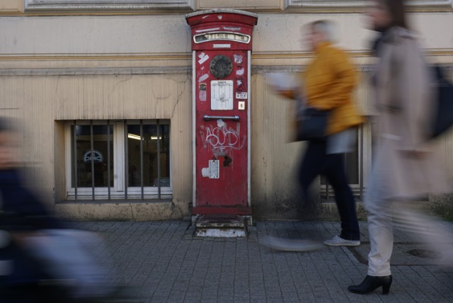 Waga stoi przed kamienicą przy Al. Marcinkowskiego 20