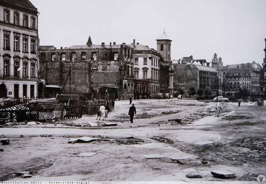 Po lewej stronie widać zrujnowany pałac królewski. Rok 1961