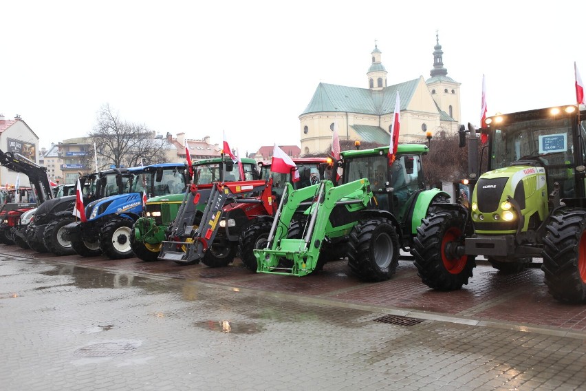 Protestujący rolnicy z Podkarpacia przed Urzędem Wojewódzkim w Rzeszowie [ZDJĘCIA]
