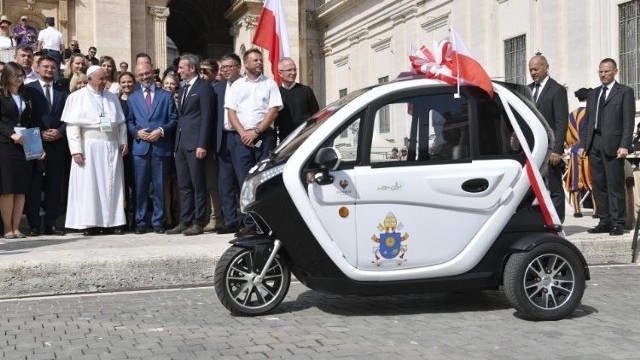 Papież Franciszek otrzymał dziś trójkołowy pojazd elektryczny z Katowic