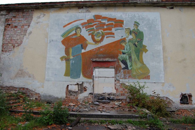 Malunek nad dawnym kinem w Kłominie, rok 2006