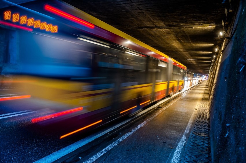 Nowe oświetlenie w tunelu i wejściach na mosty. Bezpieczniej dla pieszych i pasażerów