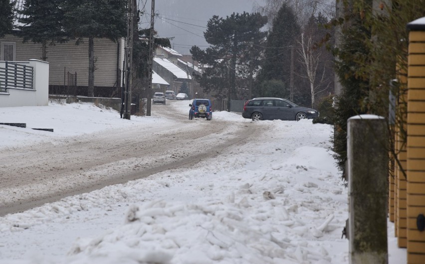 Na wielu drogach w Tarnowie jest biało lub jazdę utrudnia...