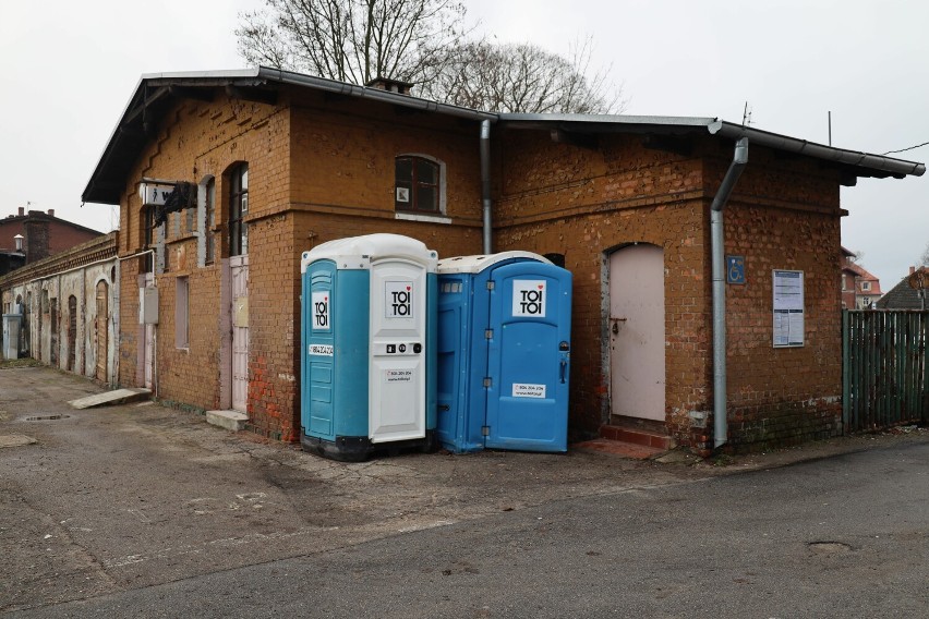 Tymczasowe toalety na peronie dworca w Szczecinku