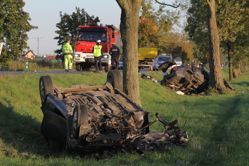 Wypadek na trasie Wrocław - Oława. Auta zderzyły się czołowo [ZDJĘCIA]