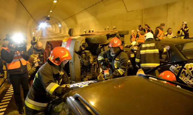 Ćwiczenia strażaków w Tunelu pod Martwą Wisłą tuż przed otwarciem obiektu w kwietniu 2016 r.