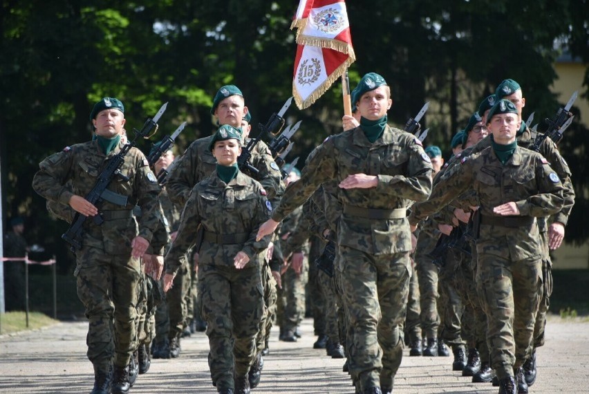 Niedzielna przysięga 130 żołnierzy na Placu Piłsudskiego z Orkiestrą Reprezentacyjną FOTO