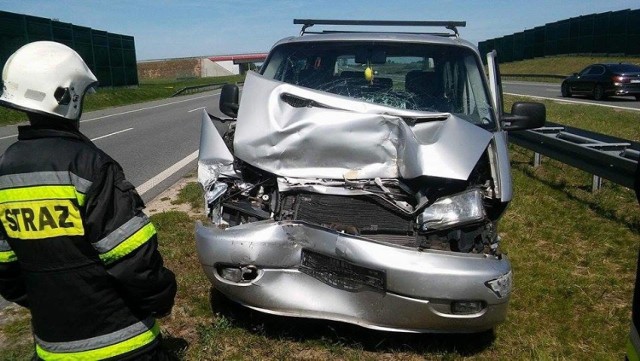 Dwa samochody zderzyły się koło południa na 223 kilometrze autostrady A1 w rejonie w miejscowości Szewo (w powiecie włocławskim, w gminie Lubień Kujawski), nieopodal granicy naszego województwa z Mazowieckiem.