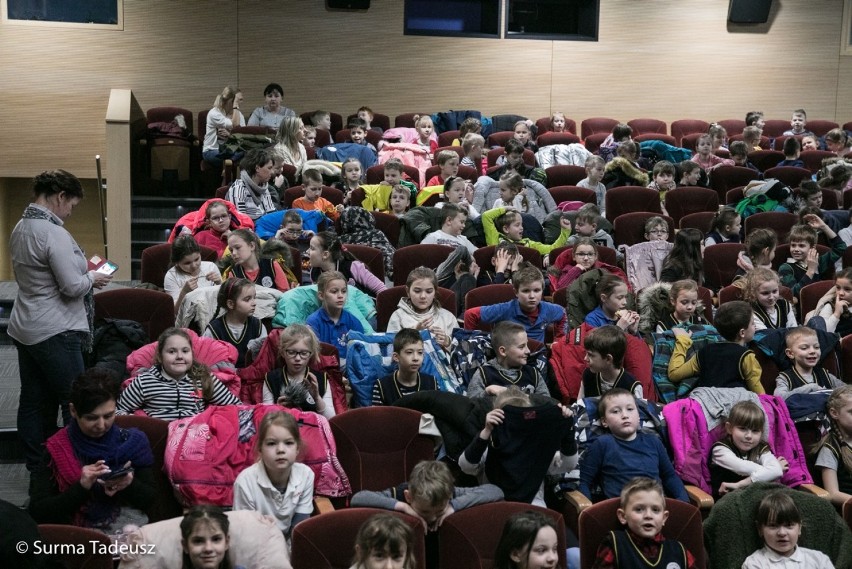 Uczniowie stargardzkich podstawówek na spektaklu pt. "Karolcia" w Stargardzkim Centrum Kultury. Zdjęcia Tadeusza Surmy