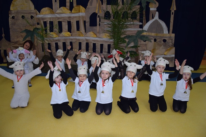 Przepiękne występy 4,5 i 6 latków z Przedszkola w Konopnicy. Dzieci zaprezentowały jasełka 