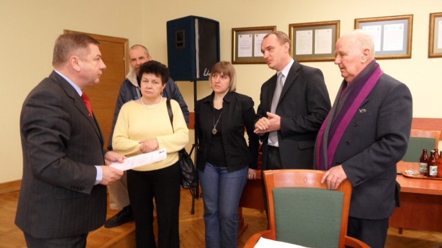 Po sesji Rady Miasta, rodzice z Bzowa prosili o zapewnienie, że szkoła zostanie oddana w ręce fundacji
