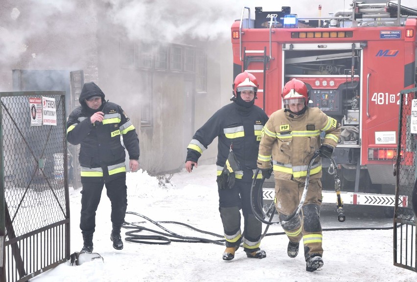 Malbork. Pożar budynku przy ul. Prusa [ZDJĘCIA, FILM]. Spłonęła część magazynowa za pizzerią