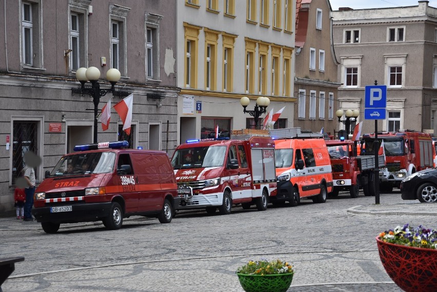 Parada wozów bojowych straży pożarnej.