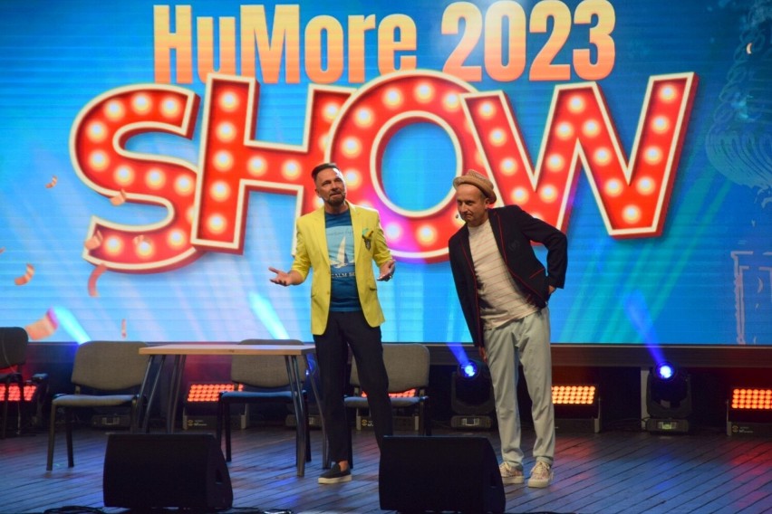 HuMore Show 2023 w Kielcach. Kabaretowe gwiazdy bawiły publiczność Kadzielni do łez! Zobacz zdjęcia