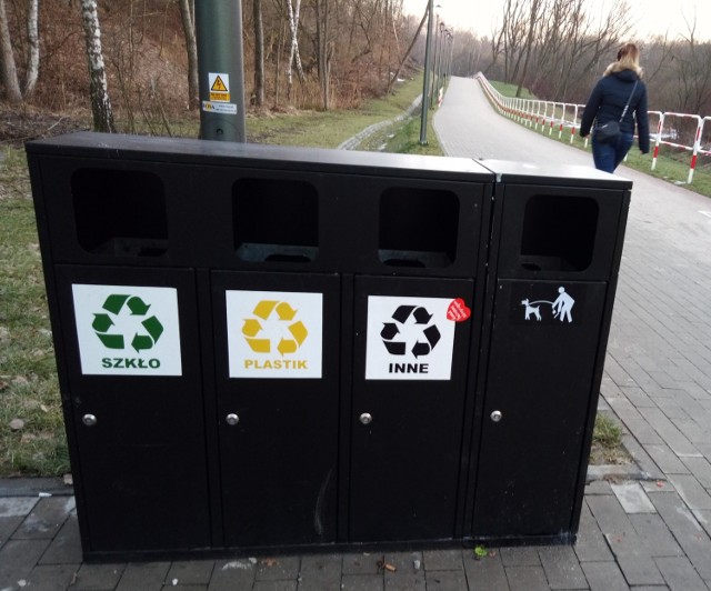 Wzdłuż ścieżki pomiędzy parkiem rozrywki a ul. Pośpiecha brakuje koszy na śmieci