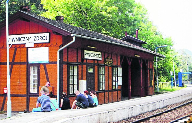 Widoczny na zdjęciu dworzec kolejowy w Piwnicznej Zdroju został wybudowany w 1886 roku i jest jednym z siedmiu, które zostaną wyremontowane. Będzie dostępny dla osób niepełnosprawnych