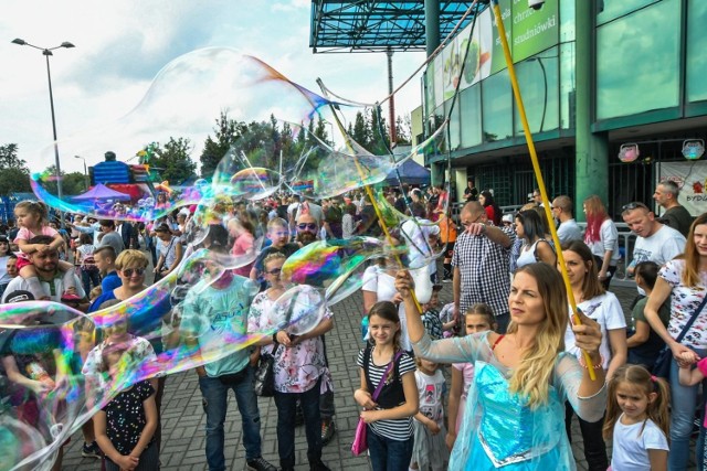 W Dzień Dziecka na stadionie Polonii Bydgoszcz odbył się niesamowity Festiwal Baniek Mydlanych. Na najmłodszych czekało mnóstwo atrakcji, m.in. animacje z bajkowymi postaciami, bańkowe pokazy oraz zamykanie w bańce. Zobaczcie naszą fotorelację!

Info Flash #17




