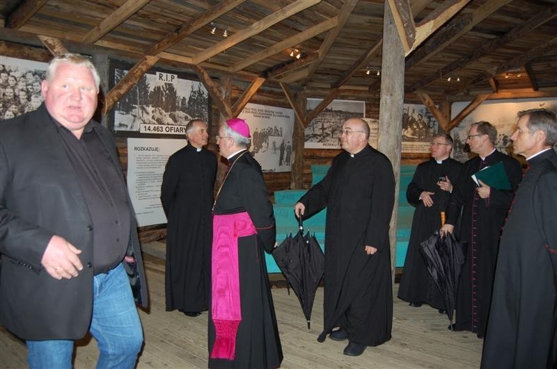 Szymbark. Nuncjusz apostolski Celestino Migliore posadził papieski dąb