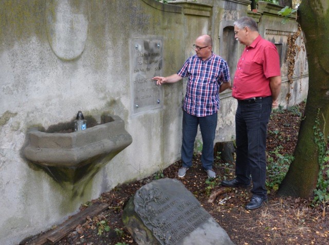 Wicestarosta Pleszewski Eugeniusz Małecki w obecności dyrektora Muzeum Regionalnego w Pleszewie Adama Staszaka przy grobie landrata Georga Gewiese. Cmentarz ewangelicki w Pleszewie