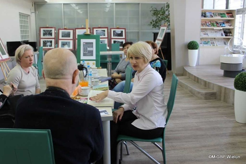 W miejskiej bibliotece w Wieluniu już po raz 50 odbyło się spotkanie Dyskusyjnego Klubu Książki[FOTO]